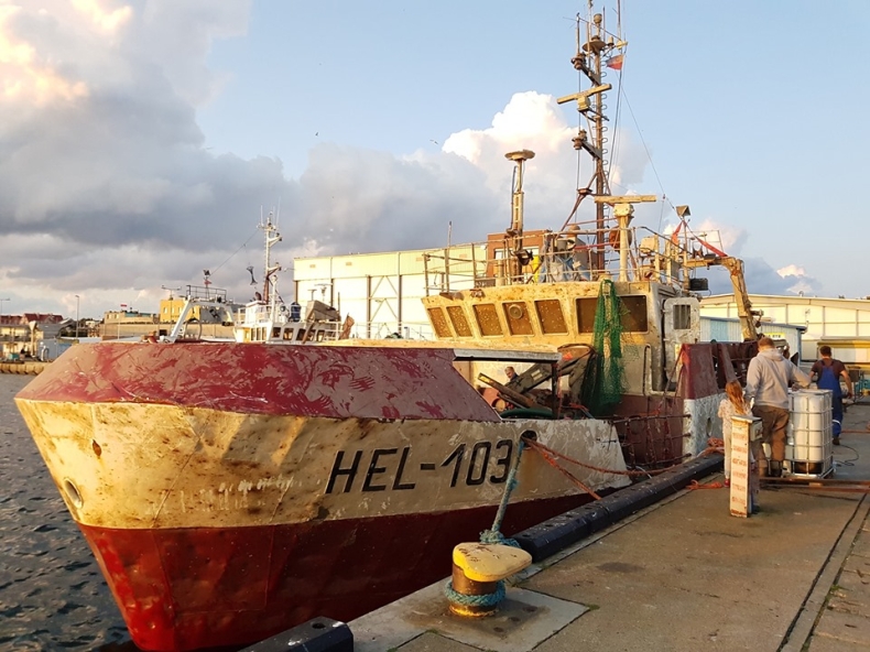 Z dna Zatoki Gdańskiej wydobyto kuter rybacki Hel-103 (foto) - GospodarkaMorska.pl