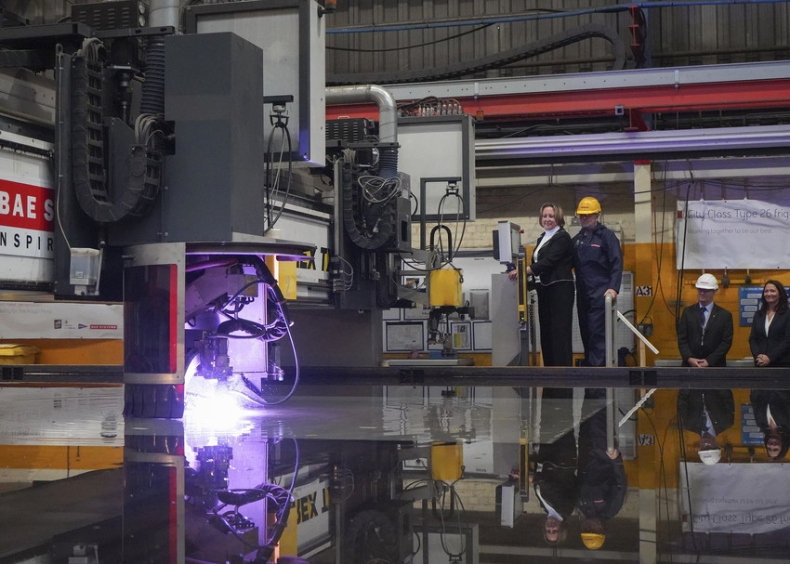 Uroczystość cięcia blachy dla HMS CARDIFF – postęp w programie brytyjskiej Marynarki Wojennej (foto) - GospodarkaMorska.pl