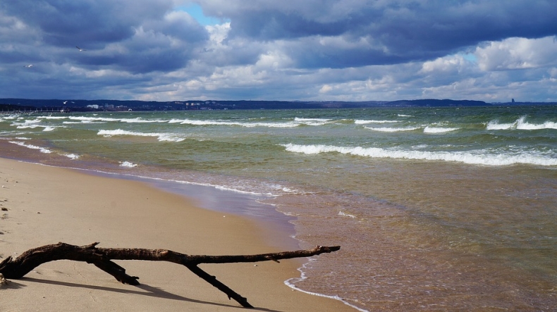 GIS: Kąpiel dozwolona nad całym Bałtykiem, w województwach pomorskim i zachodniopomorskim - GospodarkaMorska.pl