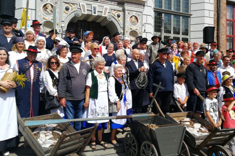 Kaszubscy rybacy opanowali Gdańsk. Tradycyjny targ rybny na Jarmarku św. Dominika - GospodarkaMorska.pl