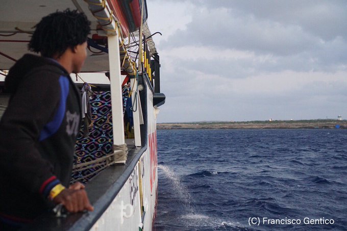 Włochy: 27 nieletnich migrantów opuściło statek organizacji pozarządowej (wideo) - GospodarkaMorska.pl