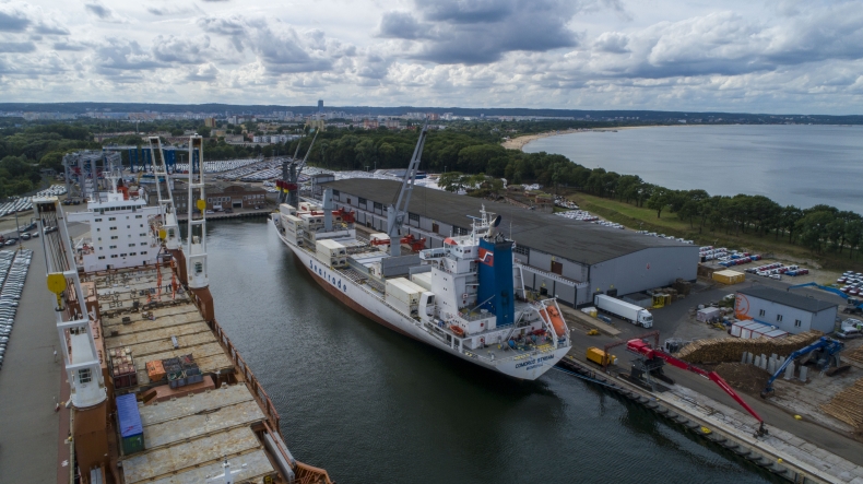 Pierwszy w ramach nowego serwisu statek z bananami zawinął do Portu Gdańsk (foto, wideo) - GospodarkaMorska.pl