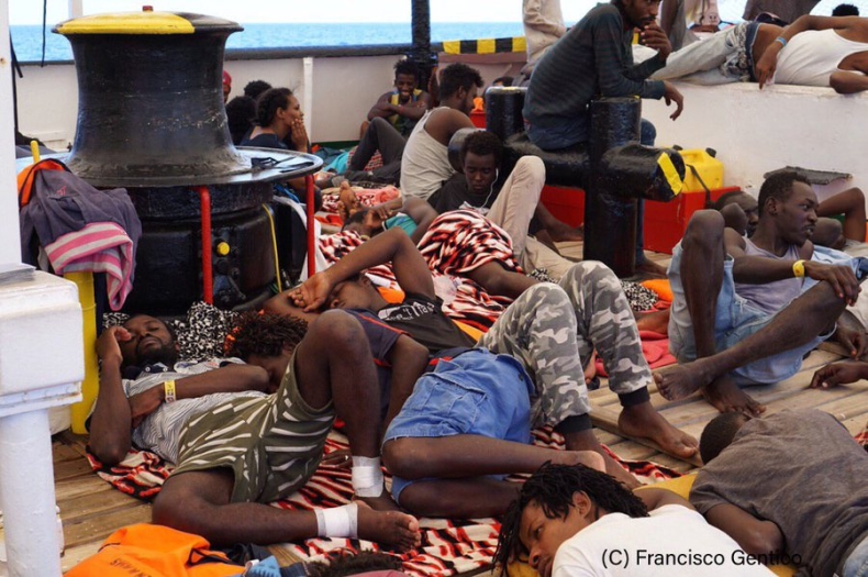 Włochy: Kolejnych ośmiu migrantow opuściło pokład statku Open Arms - GospodarkaMorska.pl