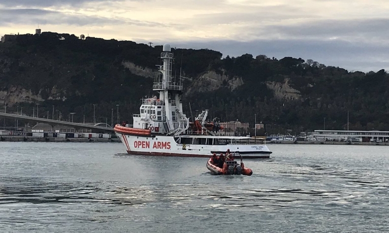 Hiszpania wysłała okręt marynarki wojennej po migrantów ze statku Open Arms - GospodarkaMorska.pl