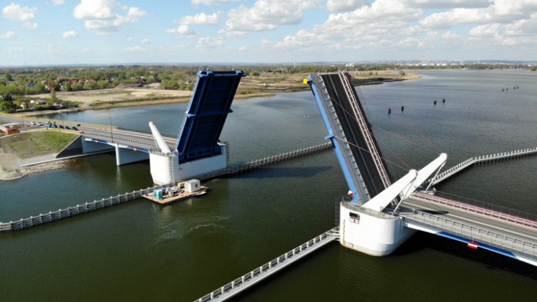 Awaria mostu zwodzonego na Wyspę Sobieszewską - GospodarkaMorska.pl