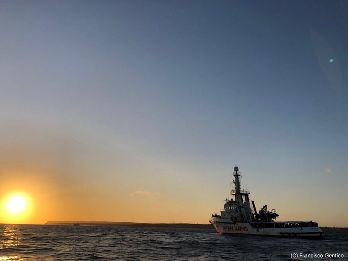 Włochy: Po 19 dniach migranci zeszli ze statku Open Arms (wideo) - GospodarkaMorska.pl