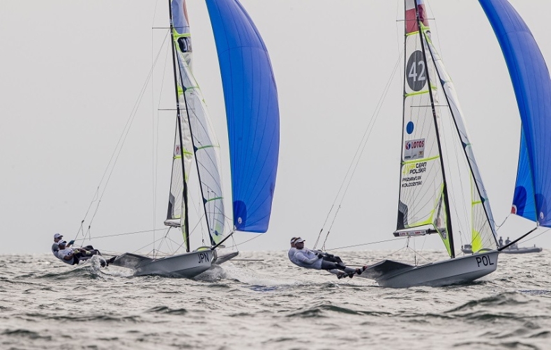 Tokio: Trzecie lokaty Polaków w klasach 49er i RS:X w regatach przedolimpijskich (wideo) - GospodarkaMorska.pl