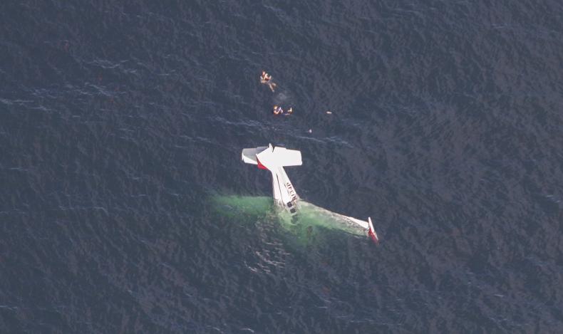 Samolot runął do wody u wybrzeży Kalifornii. Dramatyczna akcja ratunkowa straży przybrzeżnej [foto, wideo] - GospodarkaMorska.pl