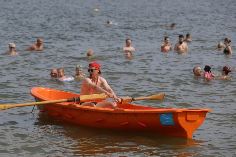 Spokój na plaży? Posłuchaj, co gdańscy ratownicy mówią o swojej pracy na ośmiu gdańskich kąpieliskach (wideo) - GospodarkaMorska.pl