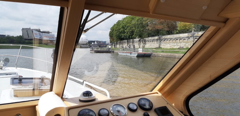 Coraz więcej żeglugi na Wiśle pod Wawelem - GospodarkaMorska.pl