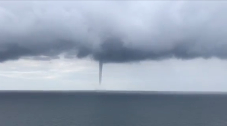 Trąbna wodna u wybrzeży Władysławowa [foto, wideo] - GospodarkaMorska.pl