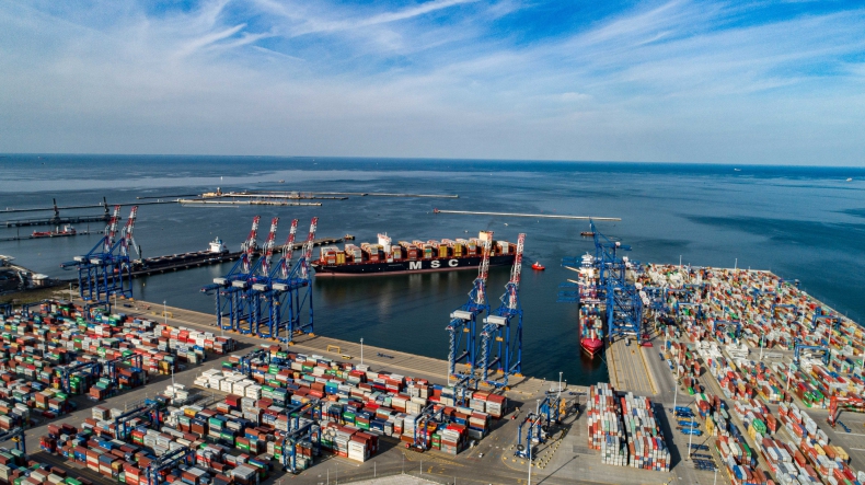 Największy na świecie kontenerowiec MSC Gülsün przypłynął do DCT Gdańsk. Robi wrażenie (foto, wideo) - GospodarkaMorska.pl