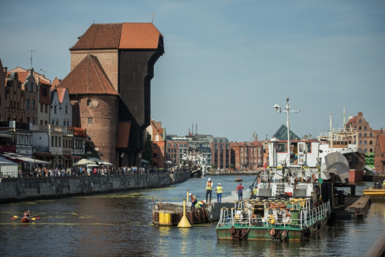 Główny element kładki na Wyspę Spichrzów dotarł do Gdańska - GospodarkaMorska.pl