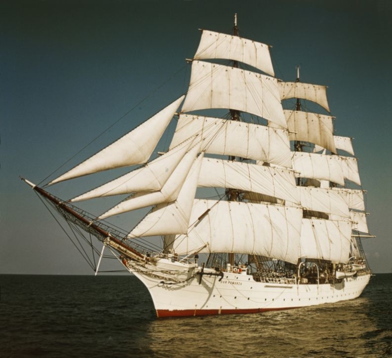 Po sezonie gruntowny remont Daru Pomorza - GospodarkaMorska.pl