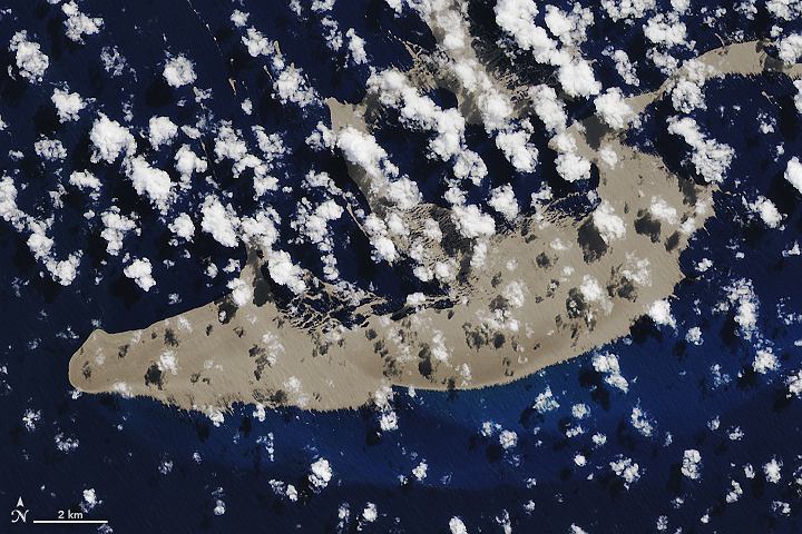 Wybuch wulkanu utworzył wyspę pumeksu na Oceanie Spokojnym. Dryfuje w kierunku Australii [foto, wideo] - GospodarkaMorska.pl