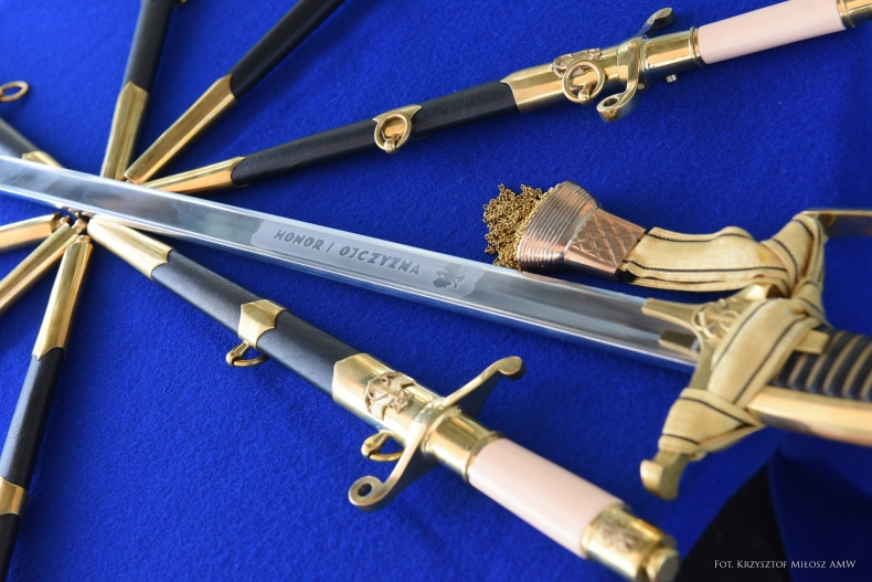 Promocja oficerska oraz uroczystość zakończenia studiów przez podchorążych zagranicznych AMW w Gdyni - GospodarkaMorska.pl