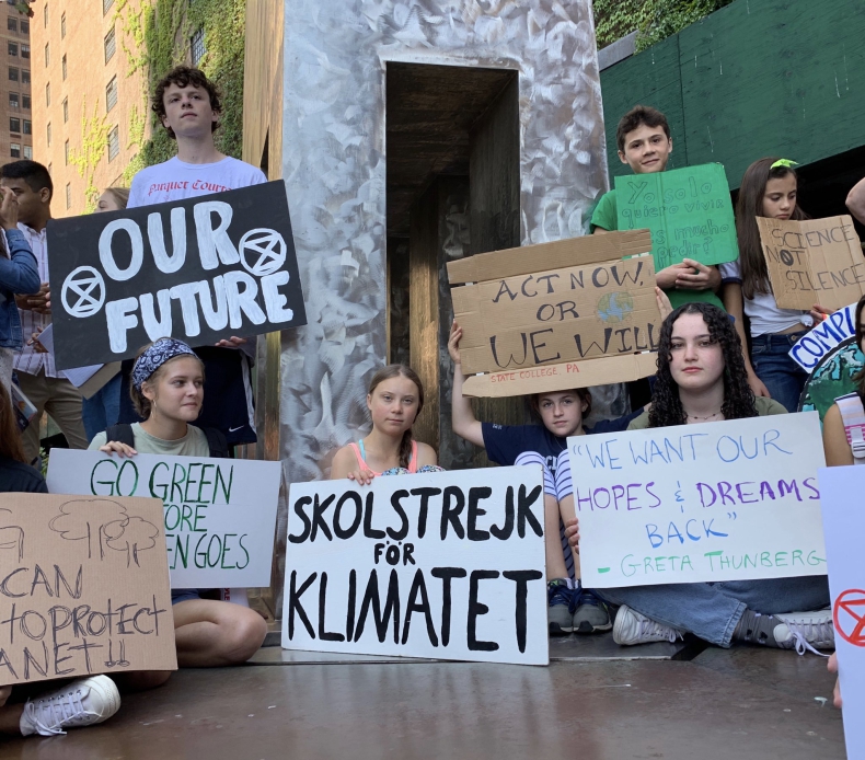 USA: Greta Thunberg dopłynęła do Nowego Jorku. Protest klimatyczny przy siedzibie ONZ - GospodarkaMorska.pl