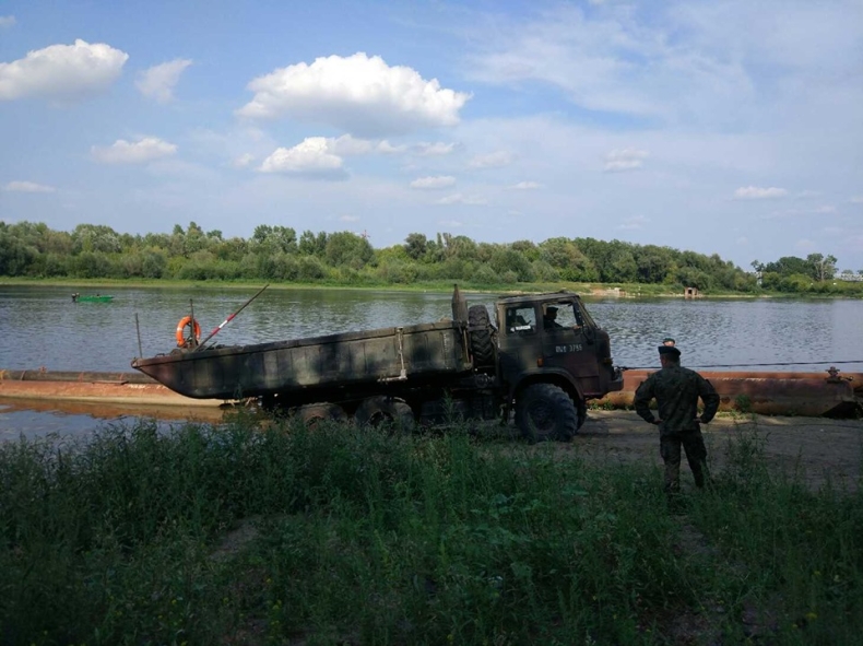Dworczyk: Wojsko bardzo sprawnie sobie radzi z budową mostu pontonowego na Wiśle - GospodarkaMorska.pl