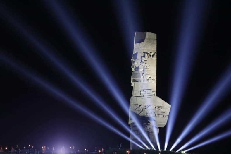 Obchody 80. rocznicy wybuchu II wojny światowej na Westerplatte. Wycieczkowiec oddał salut - GospodarkaMorska.pl