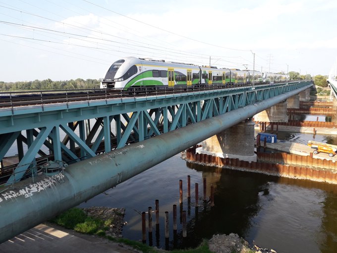 PKP PLK: Pociągi jeżdżą już po dwóch torach kolejowego Mostu Gdańskiego w Warszawie - GospodarkaMorska.pl