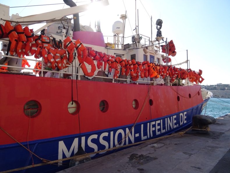 Zablokowany przez Salviniego statek NGO z migrantami zawinął na Sycylię - GospodarkaMorska.pl