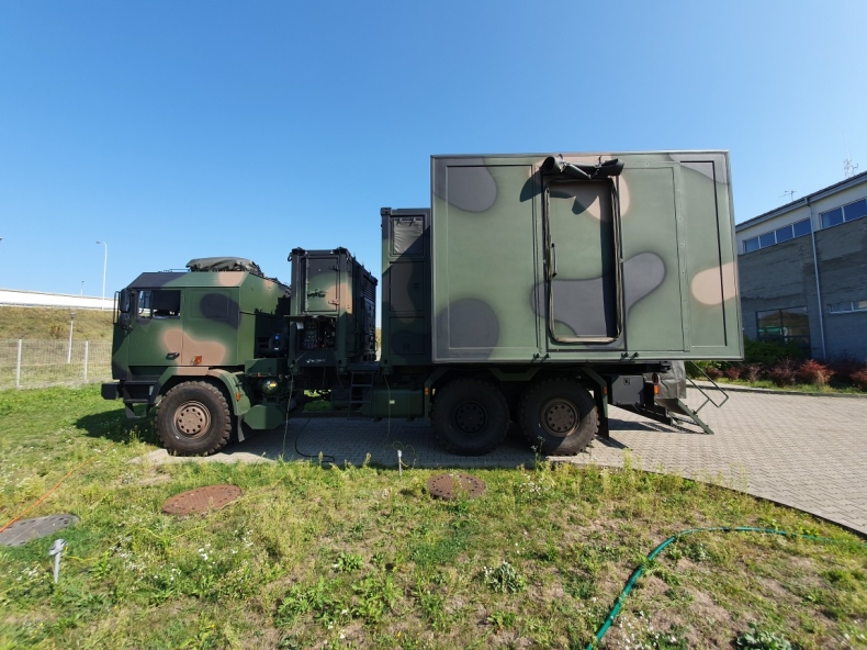 Błaszczak: Żołnierze kończą zrzucanie mostu pontonowego na Wiśle; we wtorek będzie gotowy - GospodarkaMorska.pl