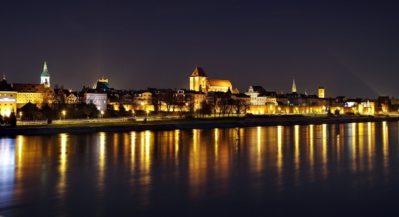 Toruń: Strażacy wyciągnęli samochód z Wisły - GospodarkaMorska.pl