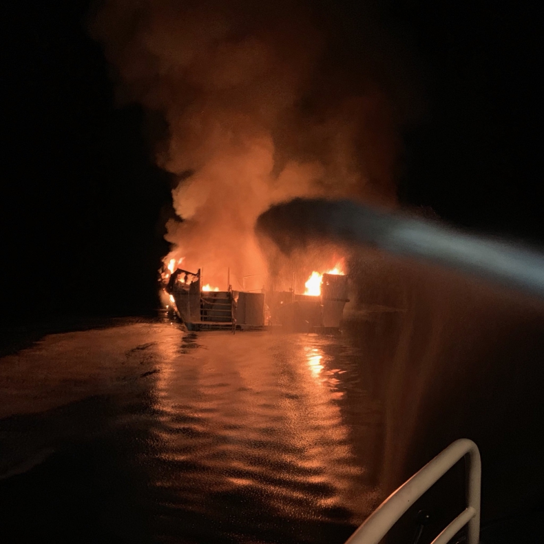 Co najmniej osiem osób zginęło w pożarze statku u wybrzeży Kalifornii - GospodarkaMorska.pl