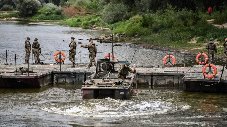 172 żołnierzy brało udział przy budowie mostu pontonowego - GospodarkaMorska.pl