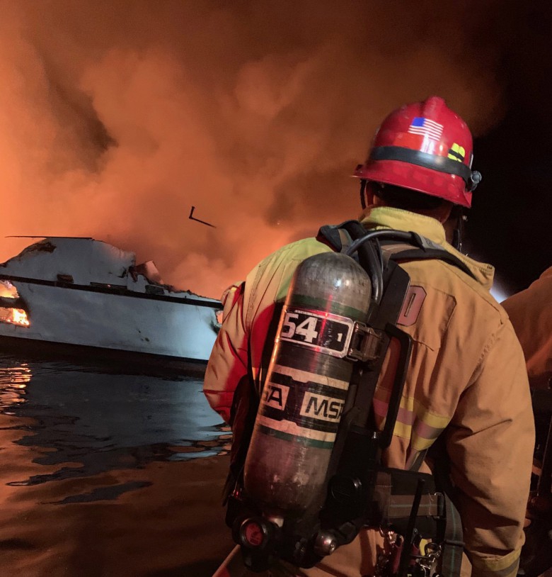 Ratownicy zawiesili poszukiwania ofiar pożaru statku u wybrzeży Kalifornii - GospodarkaMorska.pl