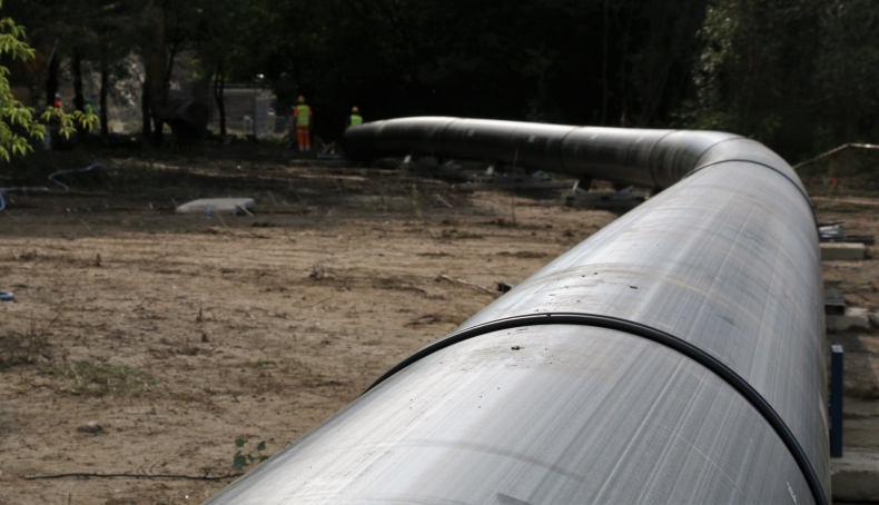 Wody Polskie: rurociąg jest w połowie drogi do mostu pontonowego - GospodarkaMorska.pl