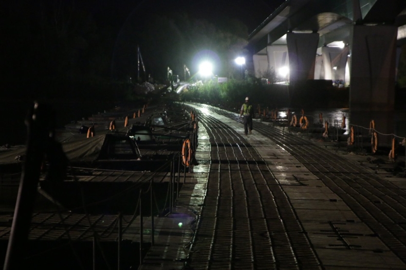 Warszawa: Zastępczy rurociąg do transportu ścieków na początku mostu pontonowego na Wiśle - GospodarkaMorska.pl