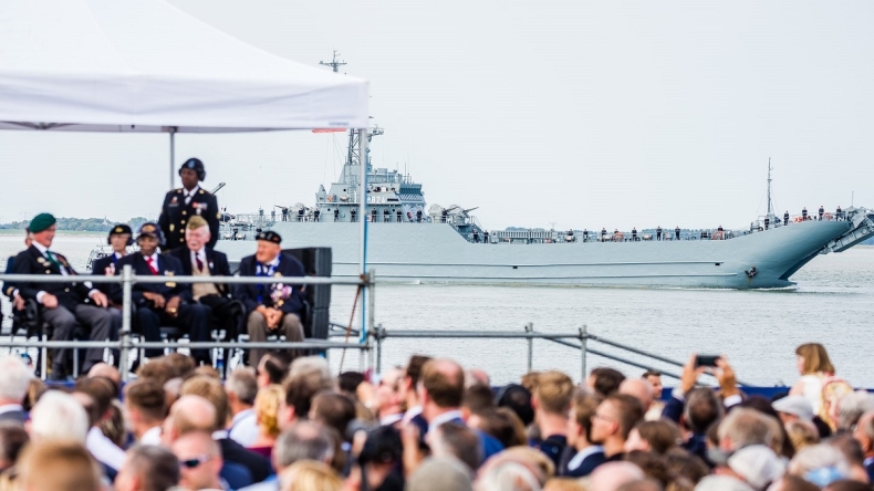 ORP Poznań na paradzie morskiej w Holandii - GospodarkaMorska.pl