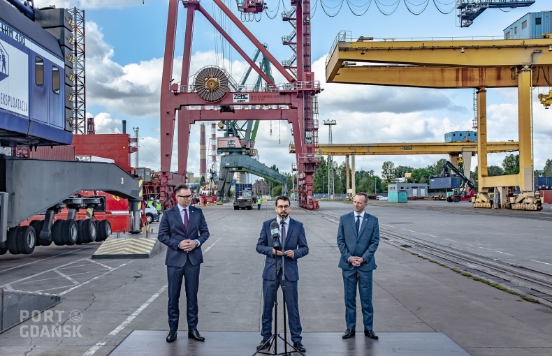 Kontenery na Nabrzeżu Szczecińskim w Porcie Gdańsk - GospodarkaMorska.pl