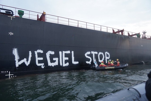 Aktywiści Greenpeace blokują transport węgla do Polski (foto) - GospodarkaMorska.pl