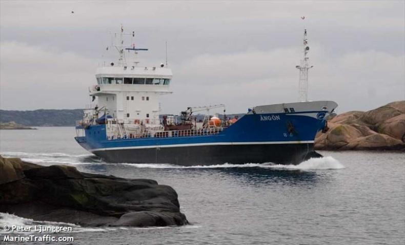 Podniesienie polskiej bandery na statku Angon - GospodarkaMorska.pl
