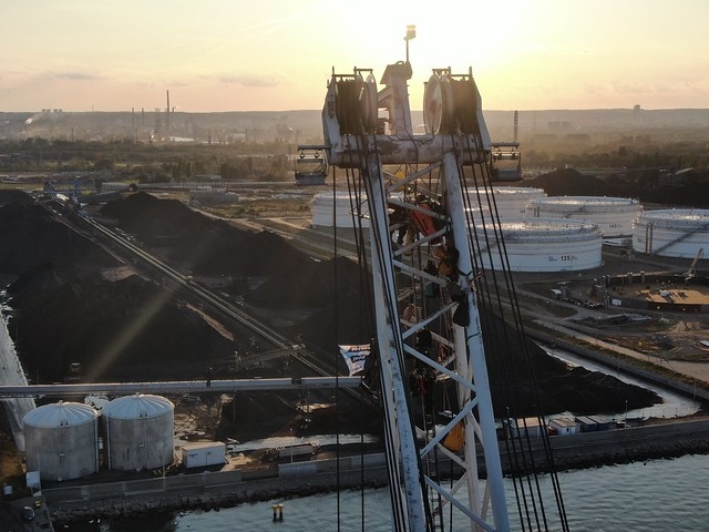 Aktywiści Greenpeace spędzili noc protestując w gdańskim porcie - GospodarkaMorska.pl
