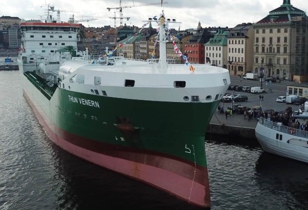 Chrzest chemikaliowca napędzanego LNG w Sztokholmie (wideo) - GospodarkaMorska.pl