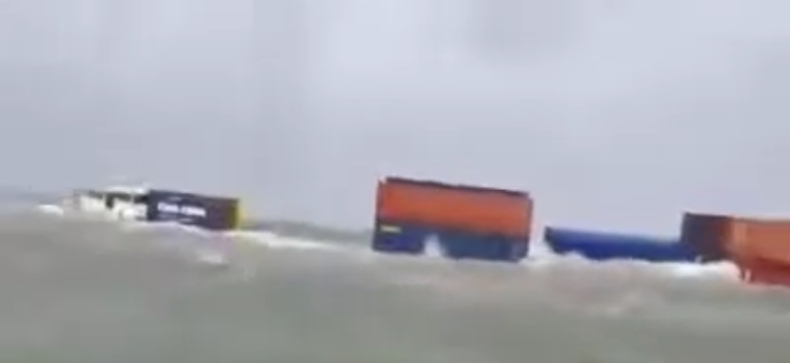 Statek towarowy zatonął u wybrzeży Bangladeszu. Uratowano 14 marynarzy (wideo) - GospodarkaMorska.pl