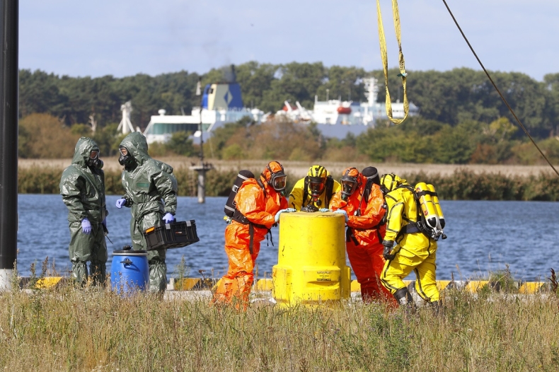 Beczka z nieznaną zawartością wydobyta z dna - GospodarkaMorska.pl