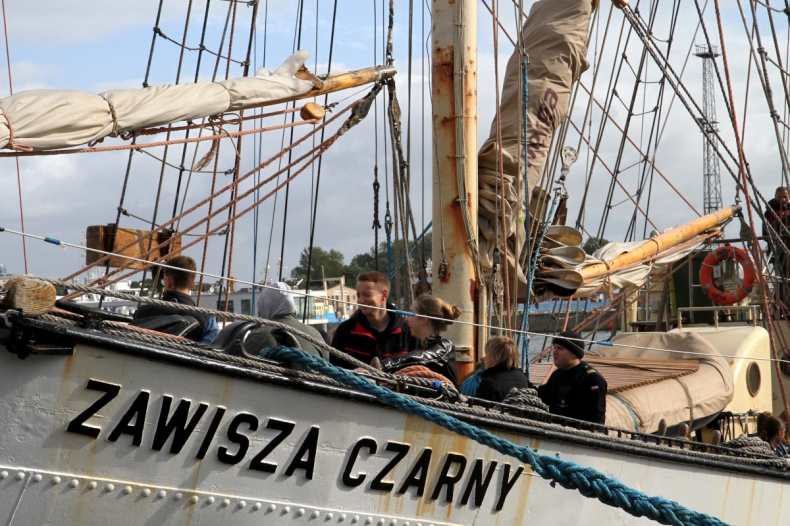 Morska lekcja samorządności. Pierwsi uczniowie wypłynęli w rejs Zawiszą Czarnym - GospodarkaMorska.pl