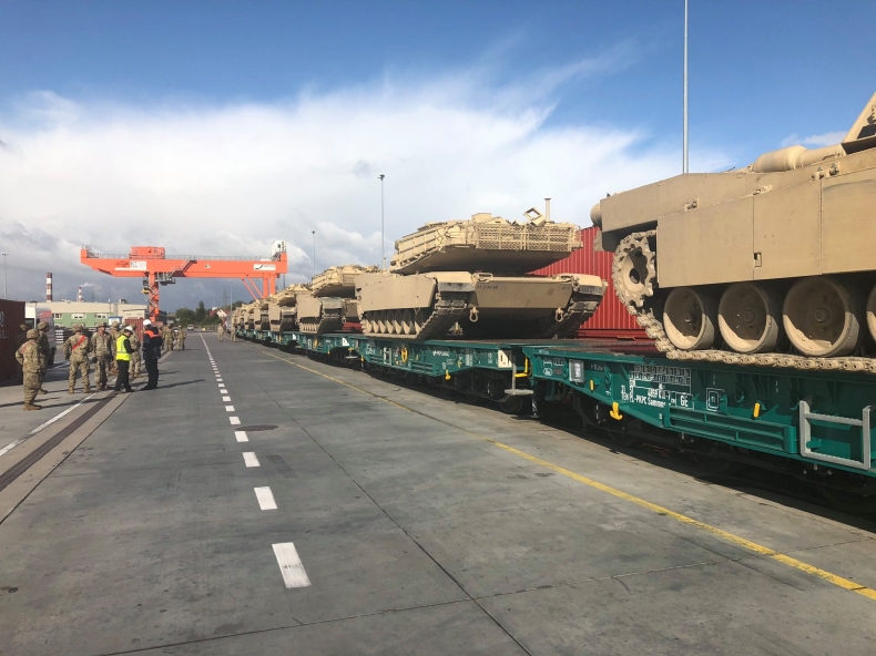 Amerykańskie czołgi w Porcie Gdynia - GospodarkaMorska.pl