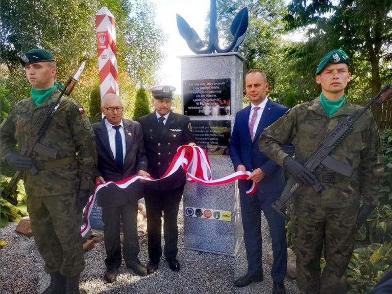 Odsłonięcie pomnika Marynarzy Flotylli Pińskiej w Świątnikach koło Sobótki - GospodarkaMorska.pl