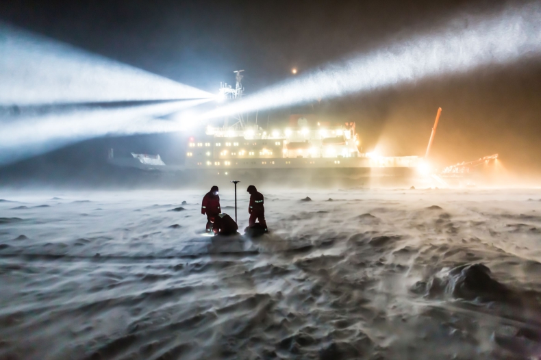 Naukowcy spędzą rok na statku uwięzionym w lodach Arktyki - GospodarkaMorska.pl