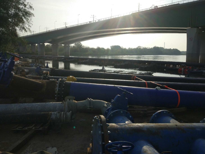 Warszawa: Awaryjnym rurociągiem znów płynie 100 proc. ścieków - GospodarkaMorska.pl