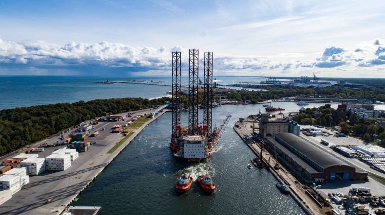 Przebudowana platforma Petrobaltic opuściła Gdańsk (foto, wideo) - GospodarkaMorska.pl