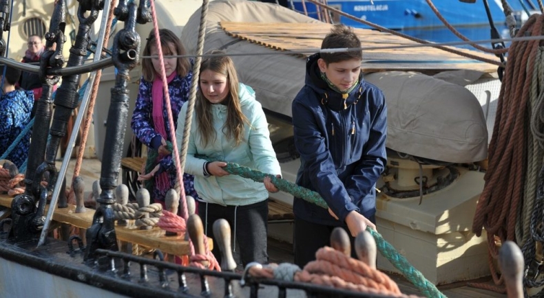 Pomorscy uczniowie pływali po morzu na Zawiszy Czarnym - GospodarkaMorska.pl