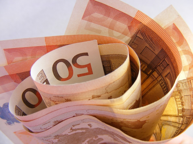 DZIEŃ NA FX/FI: Do wyroku TSUE kurs EUR/PLN pozostanie wysoko, rentowności będą stabilne - GospodarkaMorska.pl