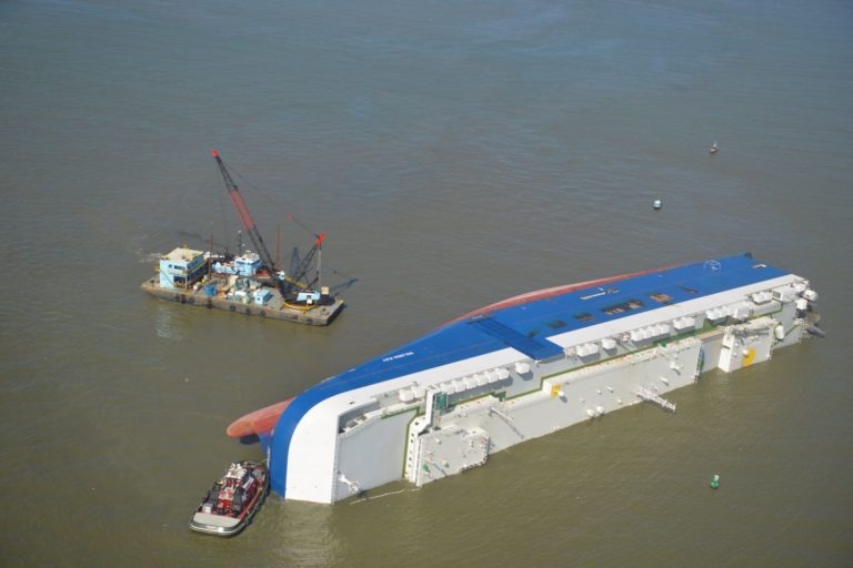 Z przewróconego samochodowca Golden Ray wyciekła ropa - GospodarkaMorska.pl