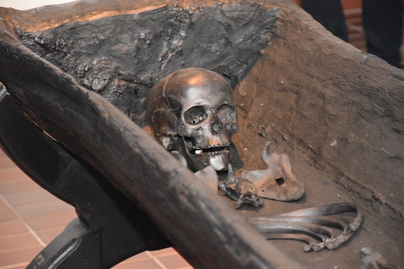 Powstaje kopia szkieletu kobiety z II w., który znaleziono w klifie przy plaży w Bagiczu - GospodarkaMorska.pl